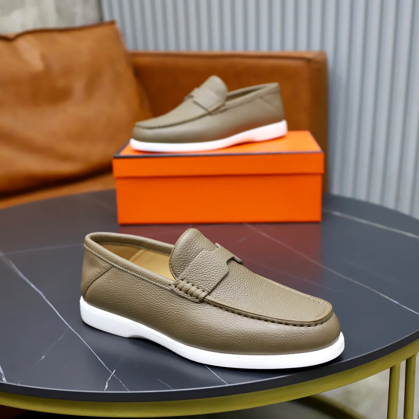 Ex-factory price: 560💰Hermès/Hermès slip-on men's shoes. This shoe is made of imported pebbled cowhide. It has simple and smooth lines and is combined with aerodynamically designed 3CM rubber foam ultra-light soles! Youthful and fashionable, classic H-shaped hardware buckle decoration, calf lining gently wraps the feet, with logo cowhide feet, casual and urban style, highlighting youthful vitality, sports and leisure version, super versatile, code number: 38-39-40-41-42-43-44 standard leather shoe size (45 can be customized but does not support returns)